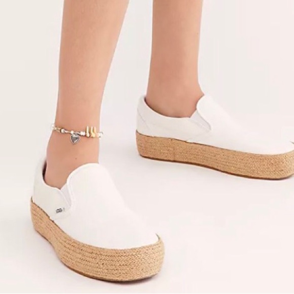 *NIB* white linen Vans espadrilles
Women’s size 10
